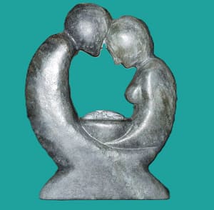 Moeder en vader vormen een beschermende cirkel rond de pasgeboren baby tussen hen in.